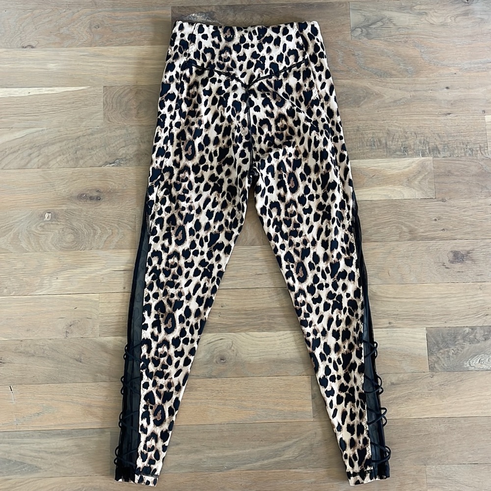 VS Incredible Essential Lace-up Legging - Beige Leopard